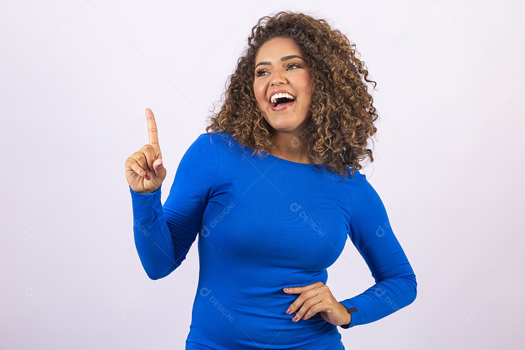 Linda mulher jovem sorridente em fundo branco