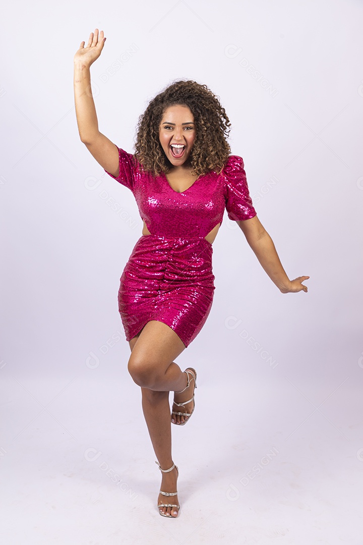 Linda mulher com vestido rosa