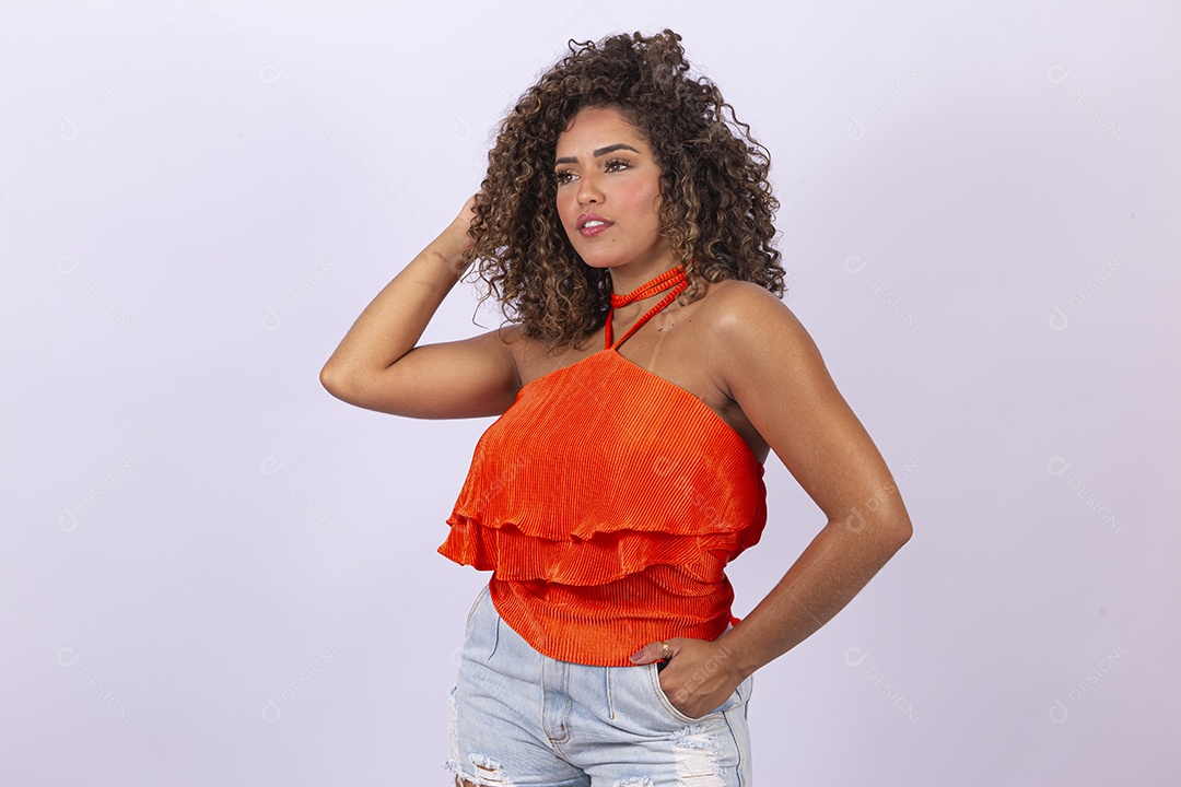 Linda mulher jovem de cabelo cacheado