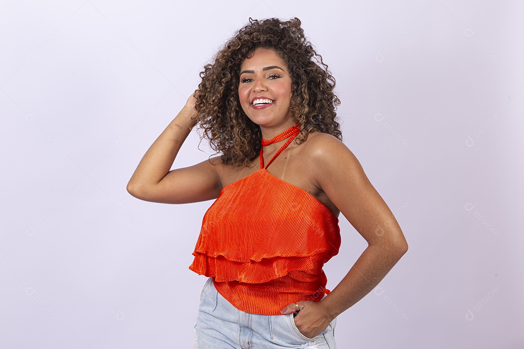 Linda mulher jovem de cabelo cacheado