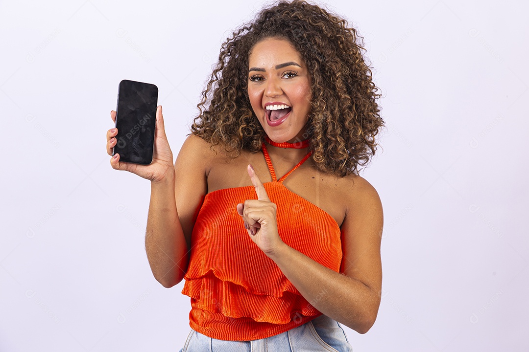 Linda mulher jovem de cabelo cacheado