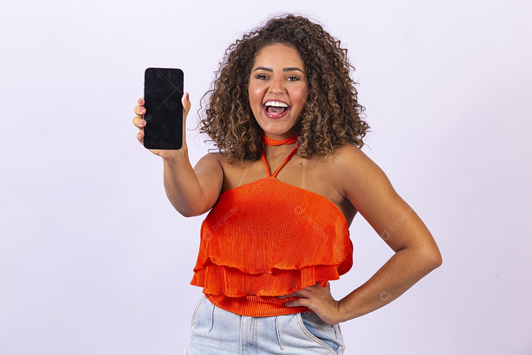 Linda mulher jovem de cabelo cacheado