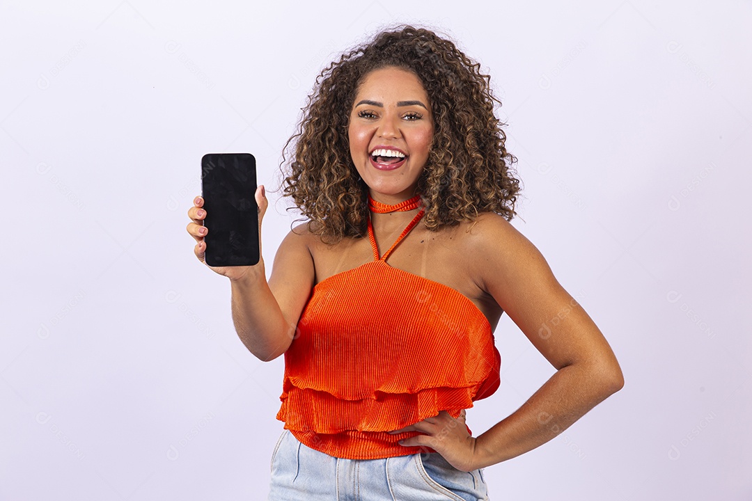 Linda mulher jovem de cabelo cacheado