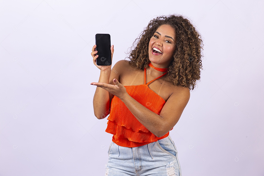 Linda mulher jovem de cabelo cacheado