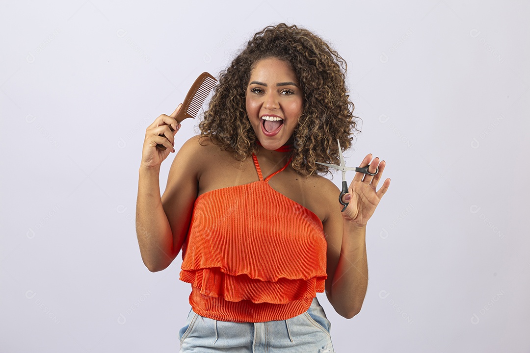 Linda mulher jovem de cabelo cacheado