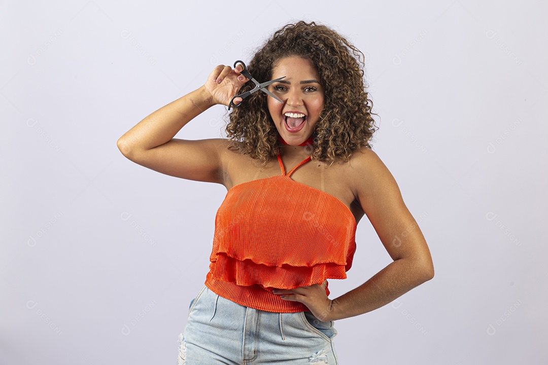 Linda mulher jovem de cabelo cacheado