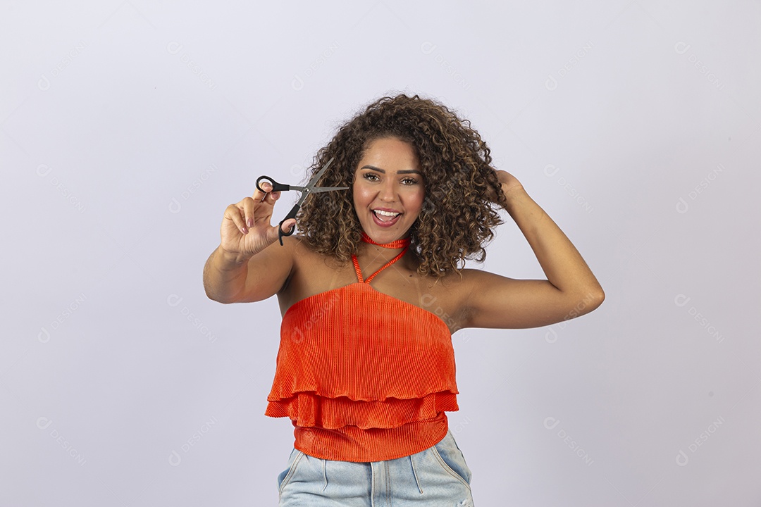 Linda mulher jovem de cabelo cacheado