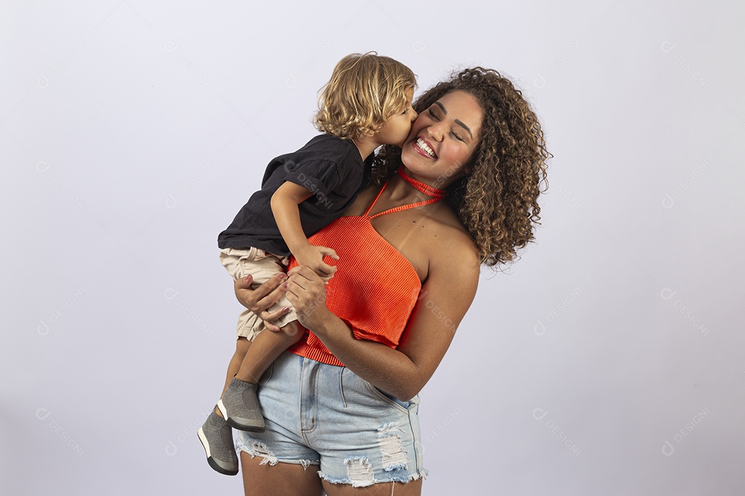 Linda mulher com garotinho em fundo branco