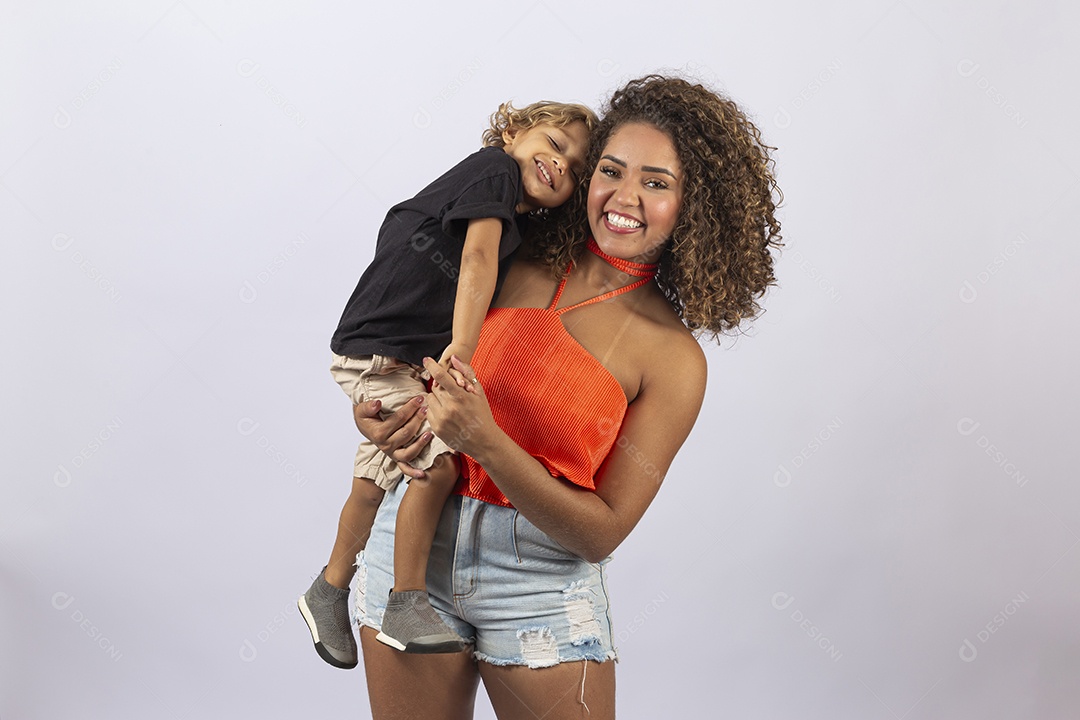 Linda mulher com garotinho em fundo branco