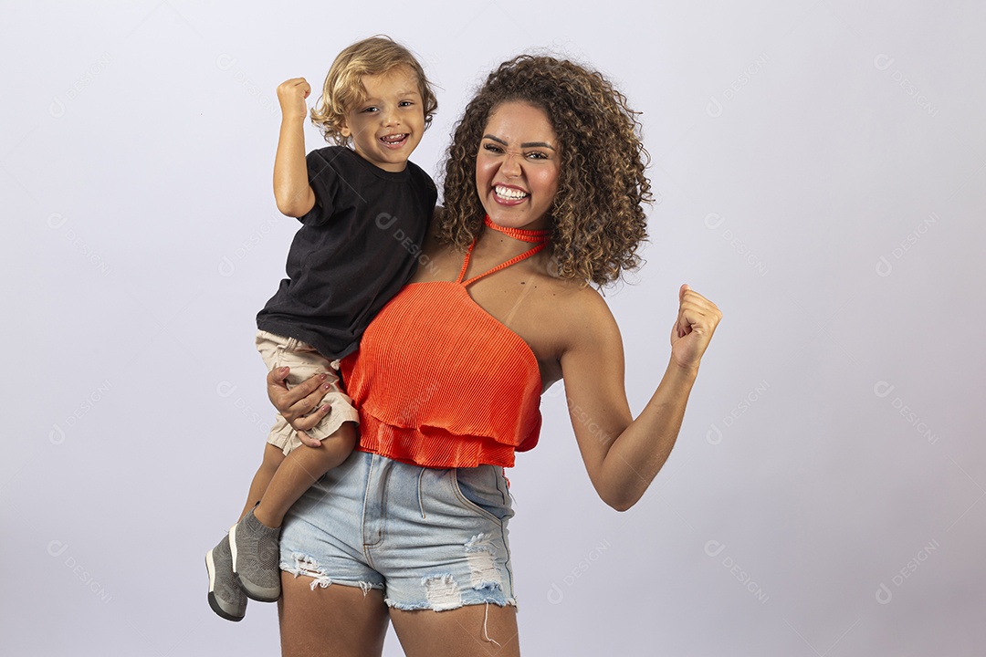 Linda mulher com garotinho em fundo branco
