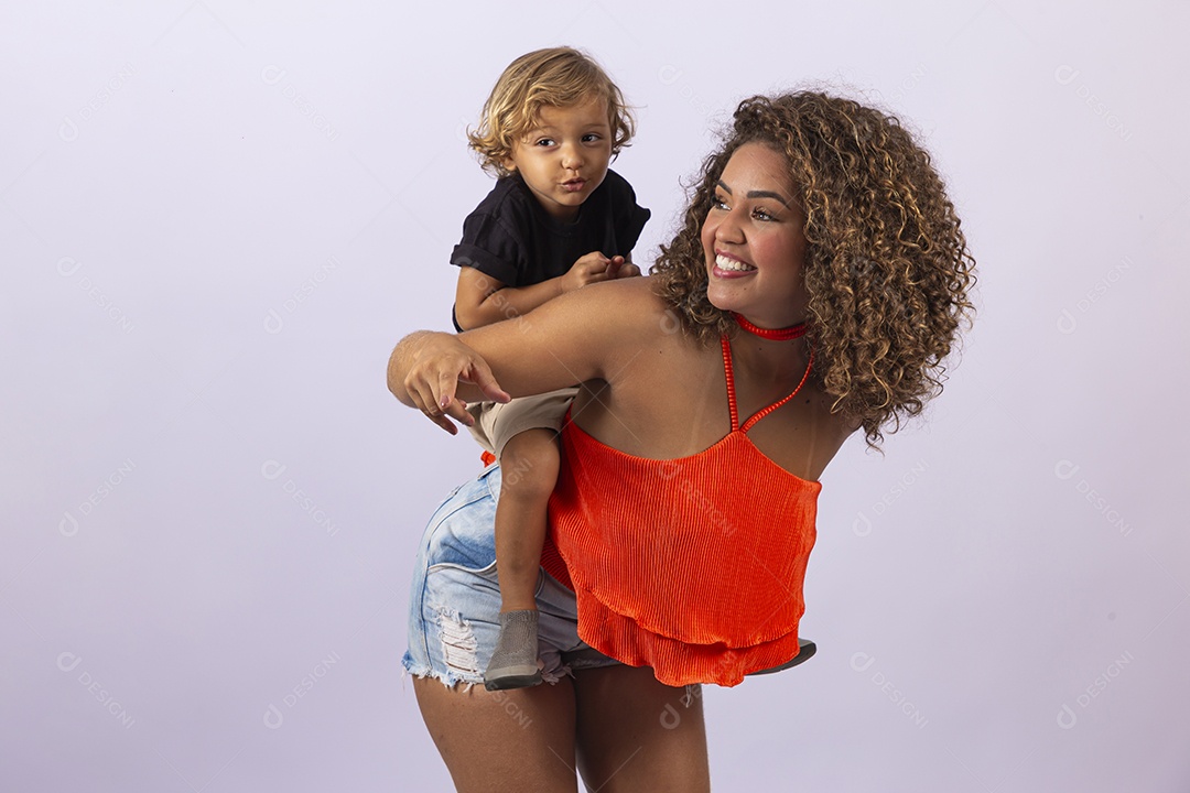 Linda mulher com garotinho em fundo branco