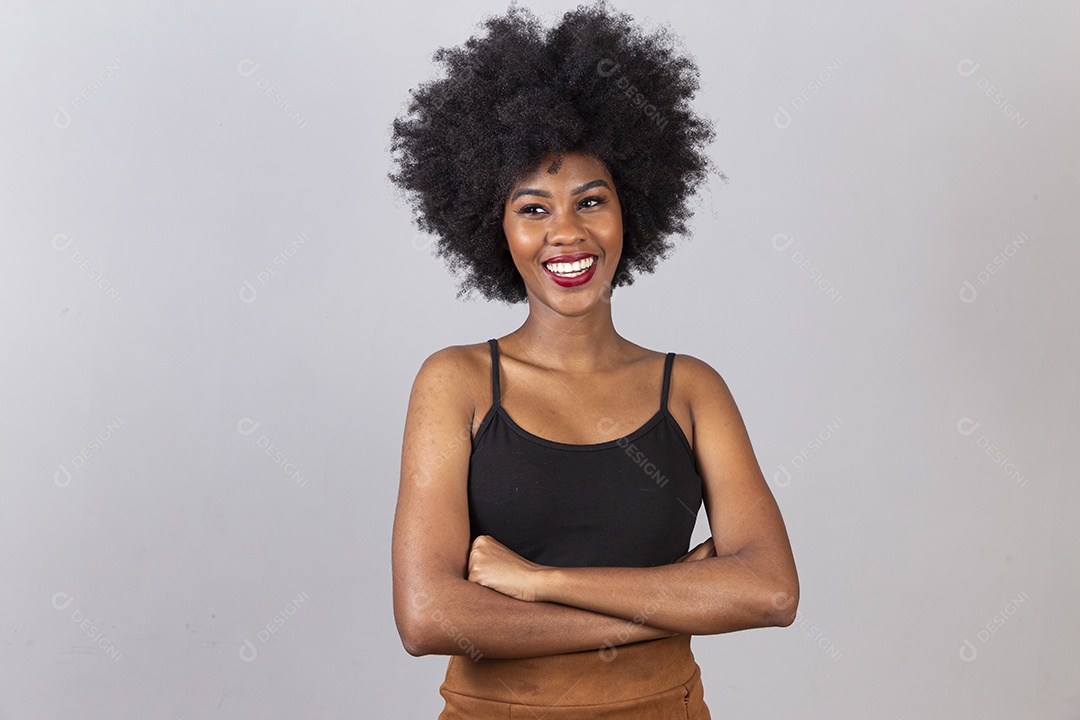 Linda mulher negra em fundo branco