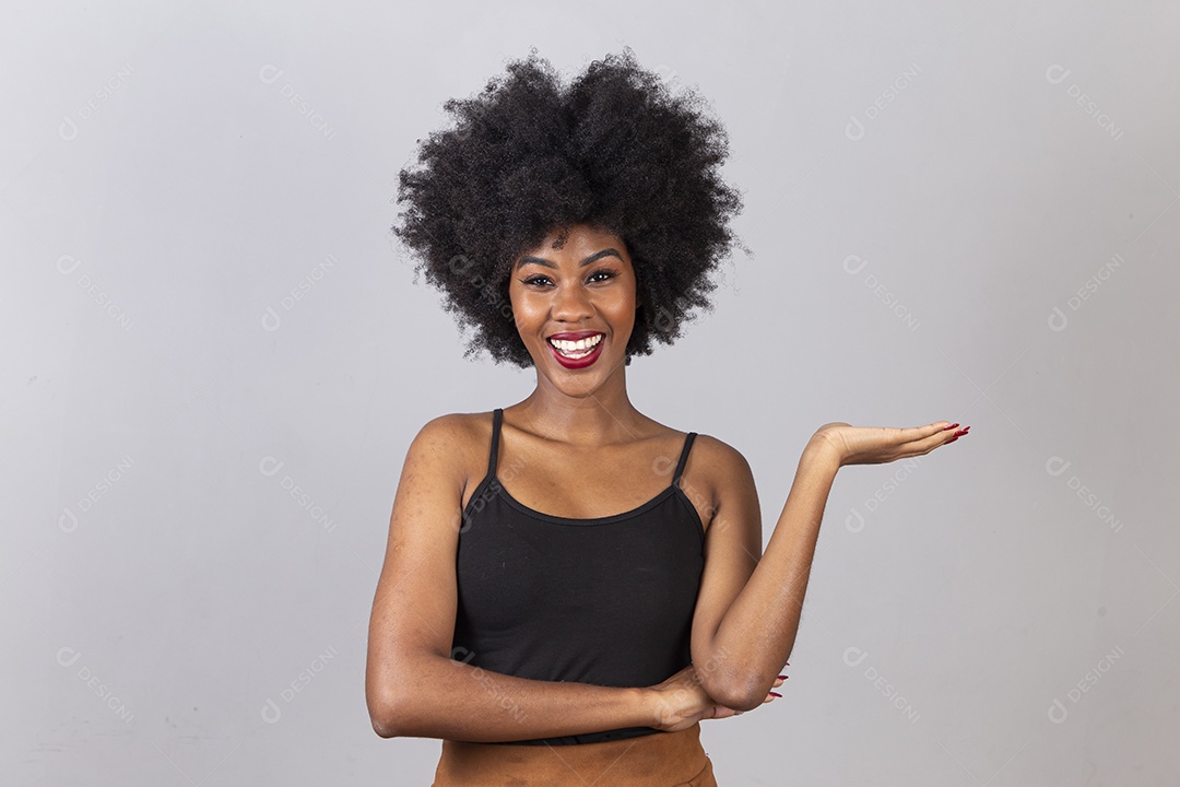 Linda mulher negra em fundo branco