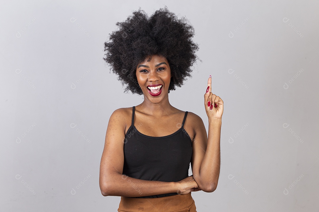 Linda mulher negra em fundo branco