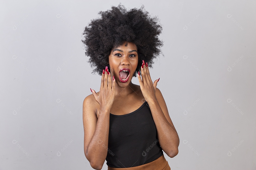 Linda mulher negra em estúdio