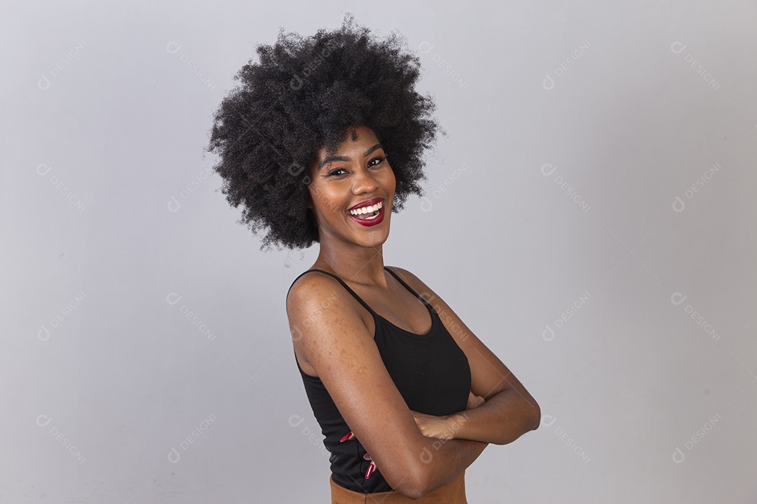 Linda mulher negra em estúdio