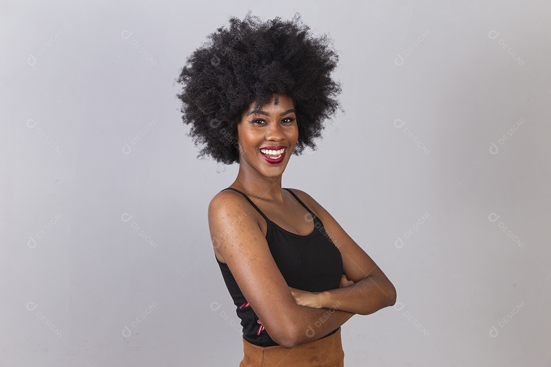 Linda mulher negra em estúdio