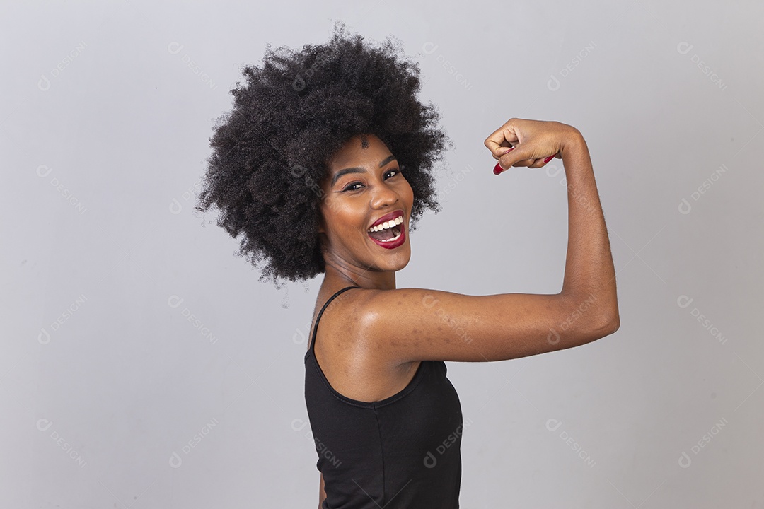 Linda mulher negra em estúdio