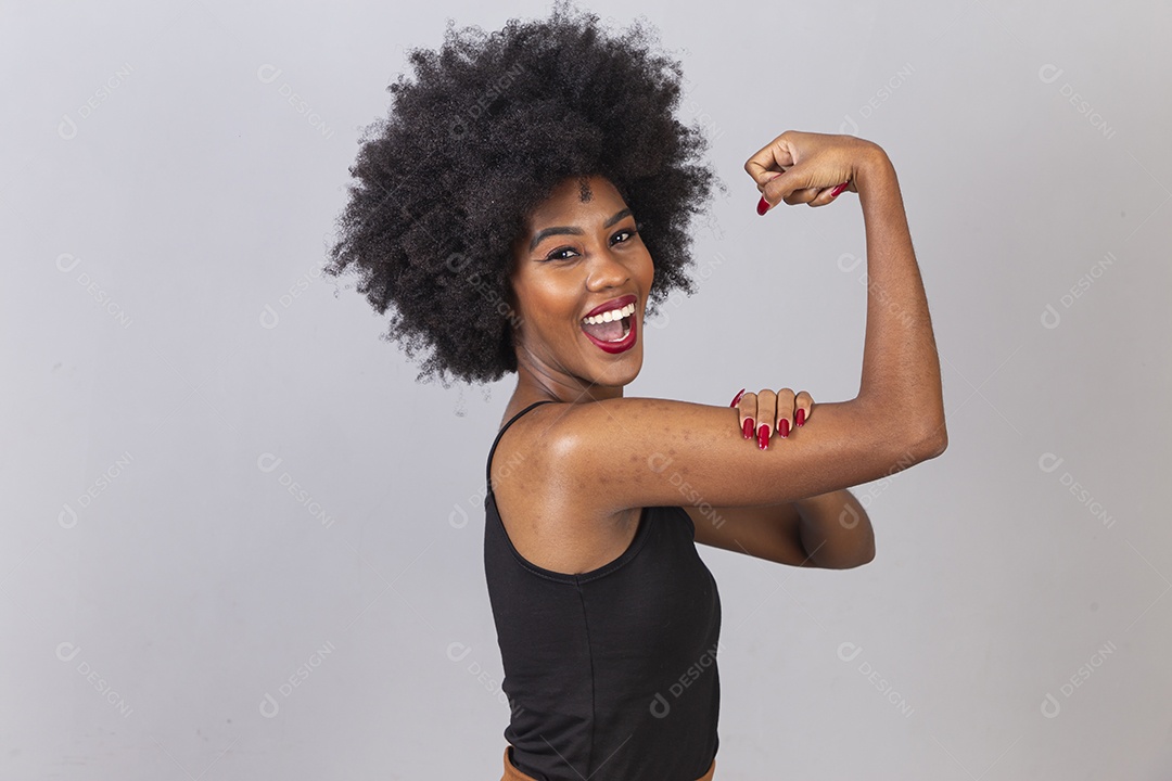 Linda mulher negra em estúdio