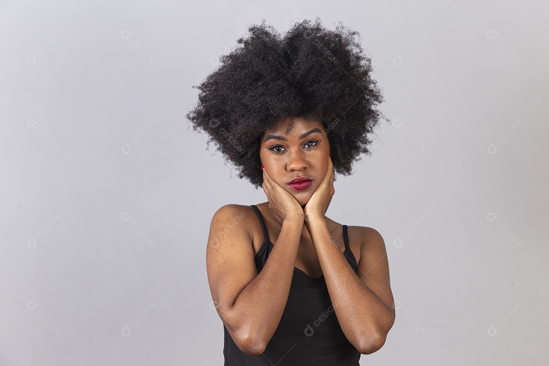 Linda mulher negra em estúdio