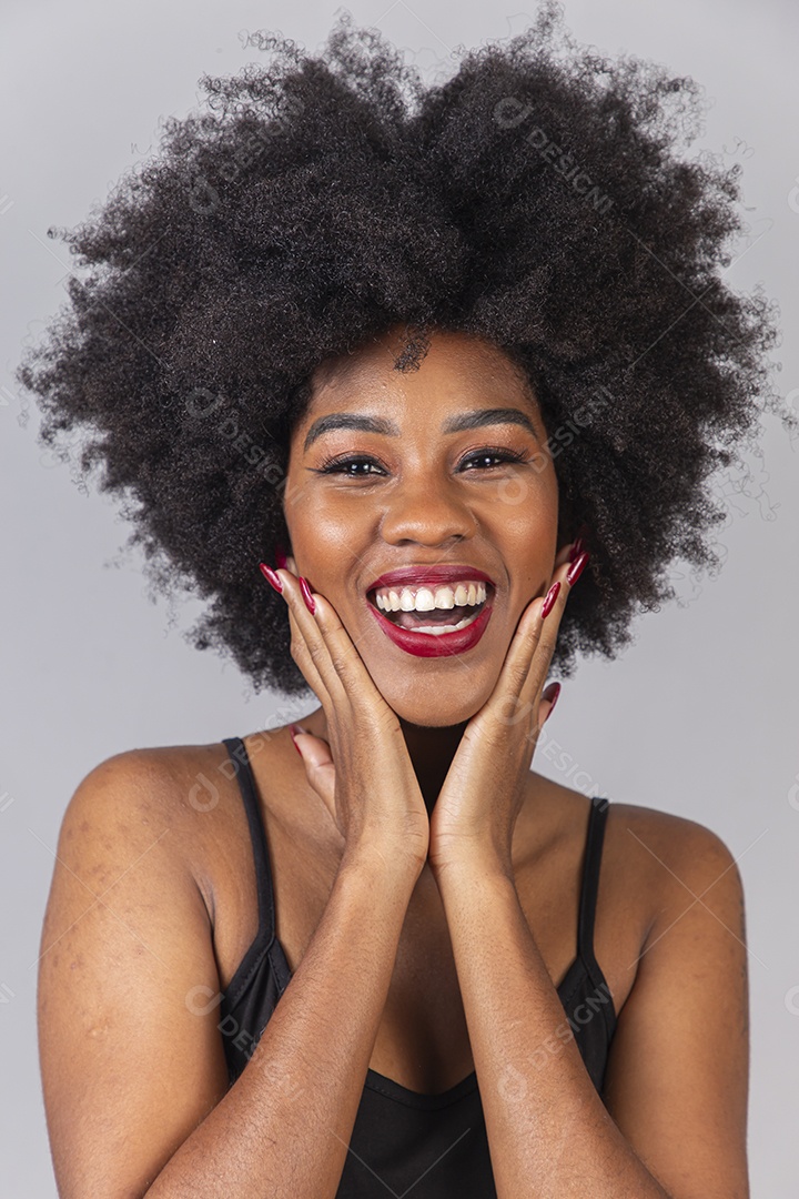 Linda mulher negra em estúdio