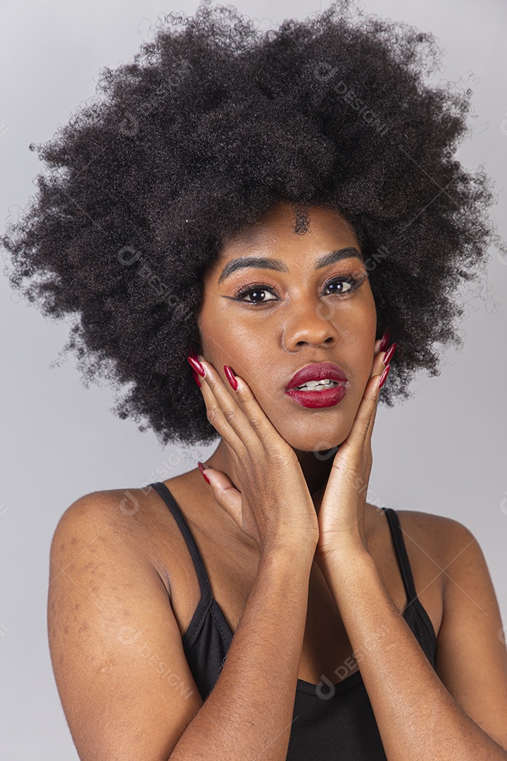 Linda mulher negra em estúdio