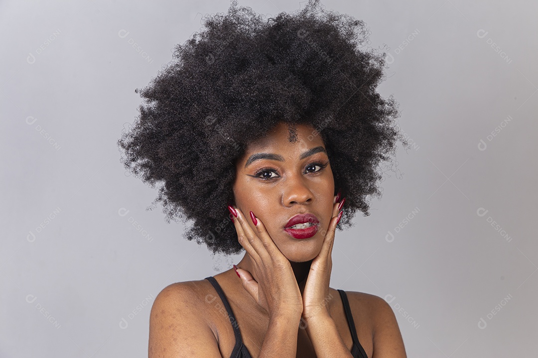 Linda mulher negra em estúdio