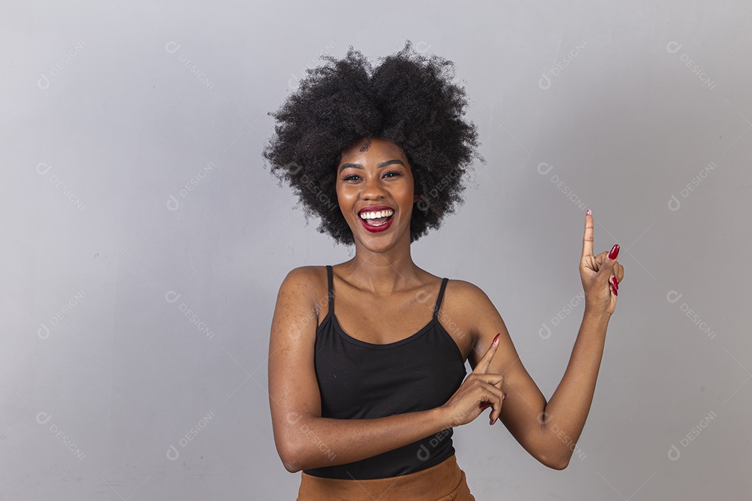 Linda mulher negra em estúdio