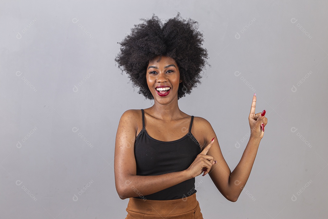 Linda mulher negra em estúdio