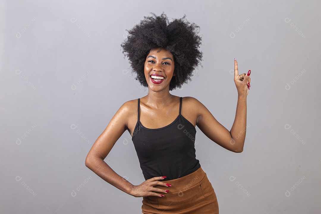 Linda mulher negra em estúdio