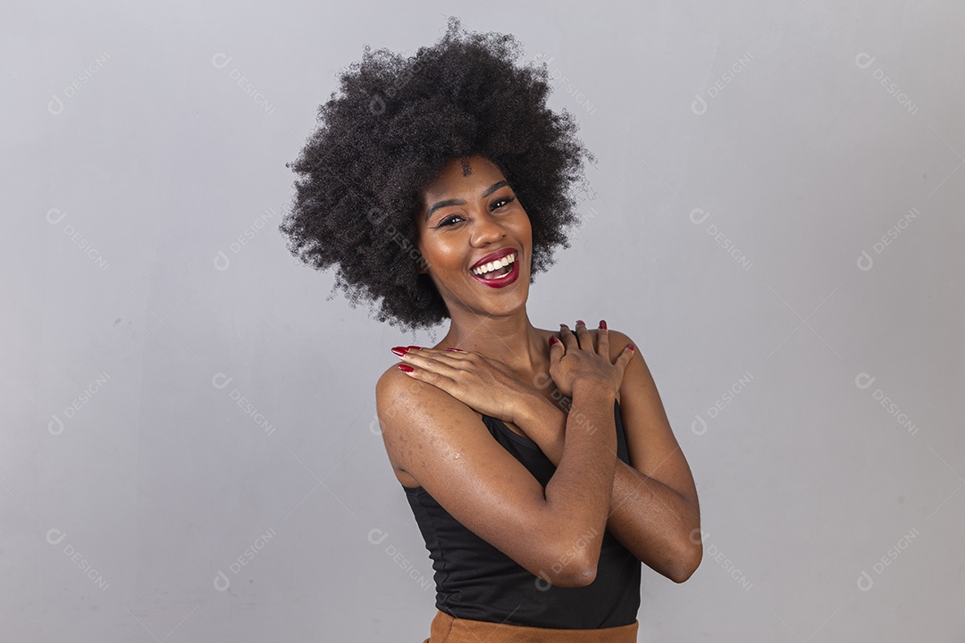 Linda mulher negra em estúdio