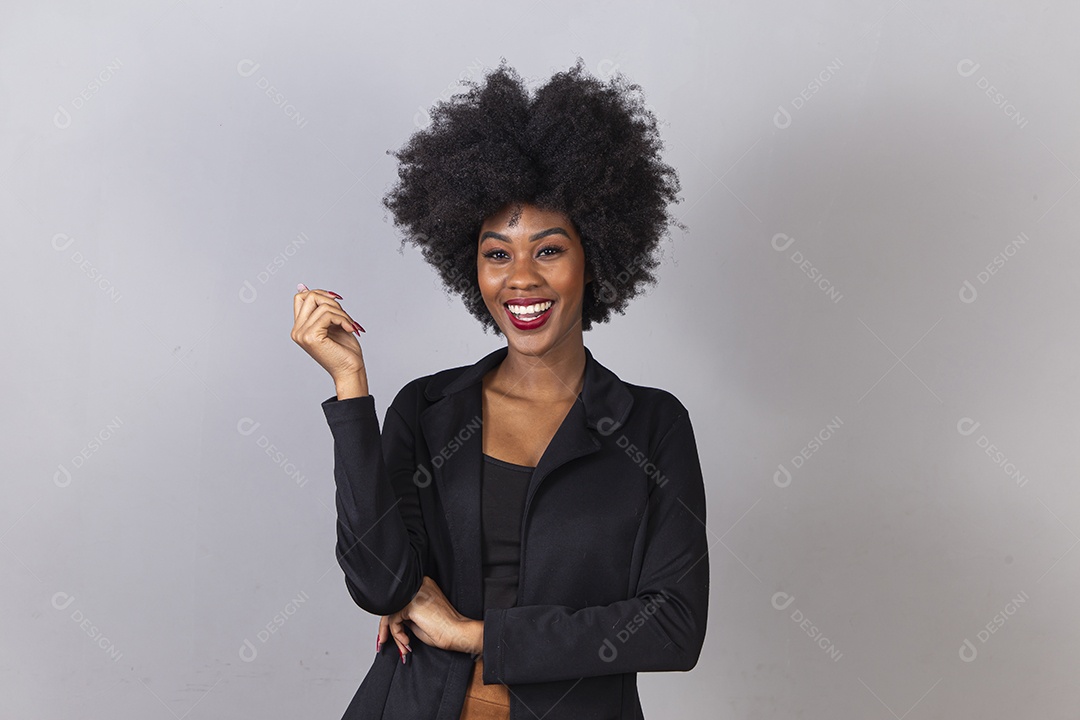 Linda mulher negra em estúdio