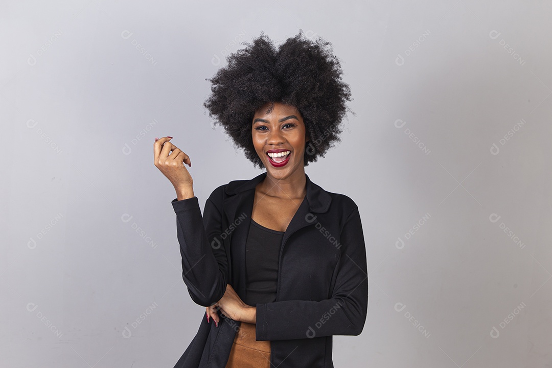 Linda mulher negra em estúdio