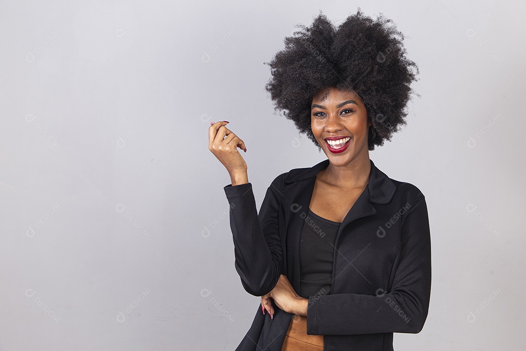 Linda mulher negra em estúdio