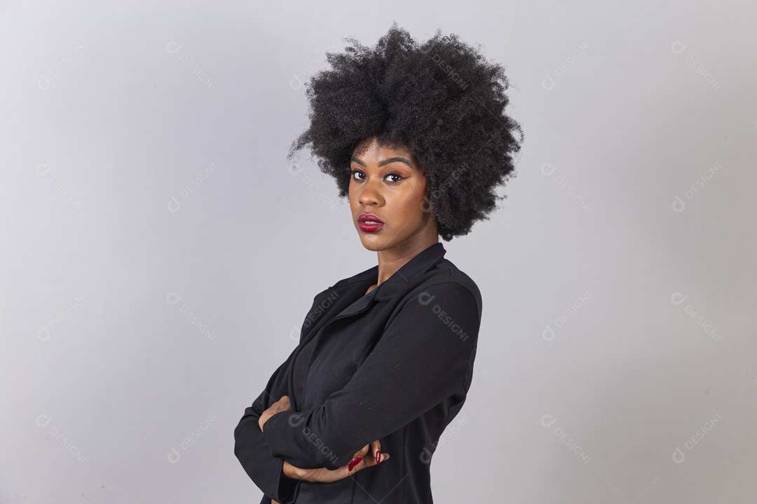 Linda mulher negra em estúdio