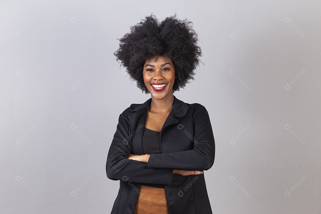 Linda mulher negra em estúdio