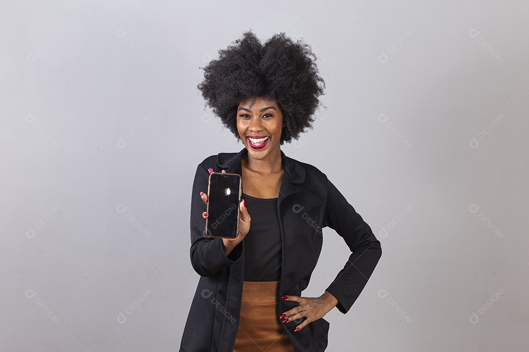 Linda mulher negra em estúdio