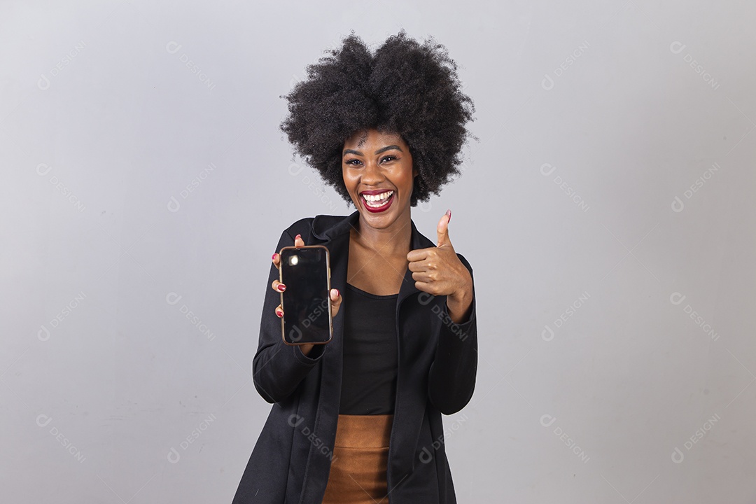 Linda jovem negra sorridente em fundo branco