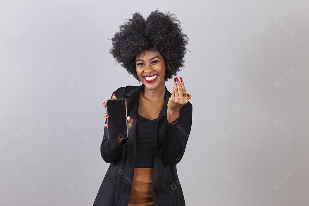 Linda jovem negra sorridente em fundo branco