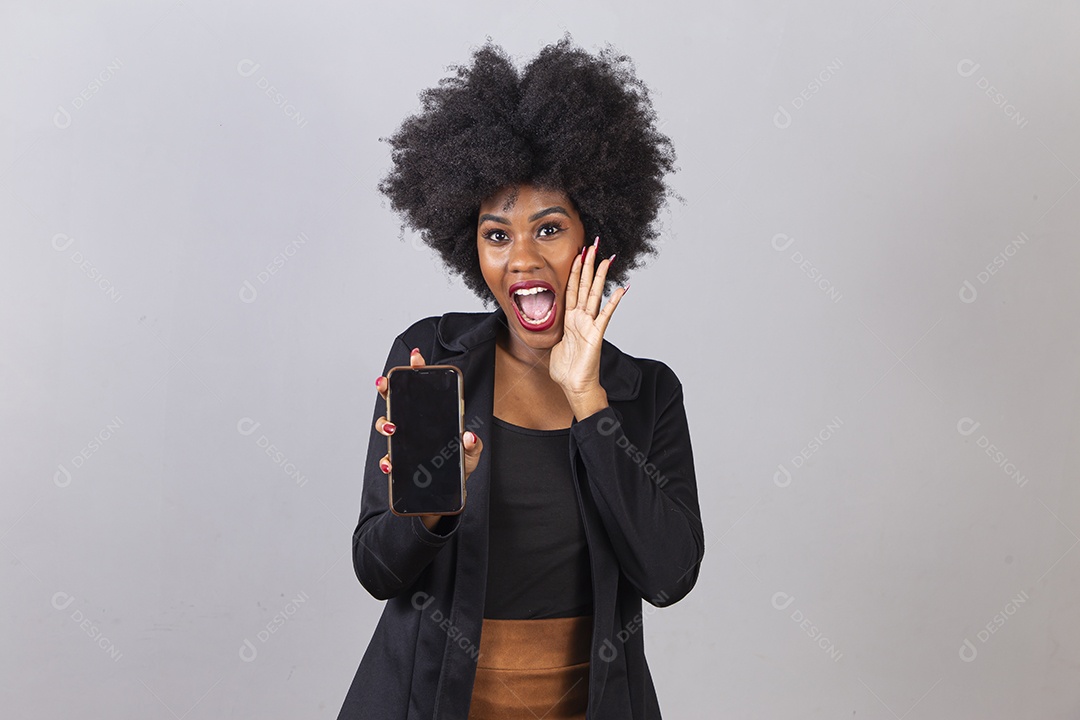 Linda jovem negra sorridente em fundo branco