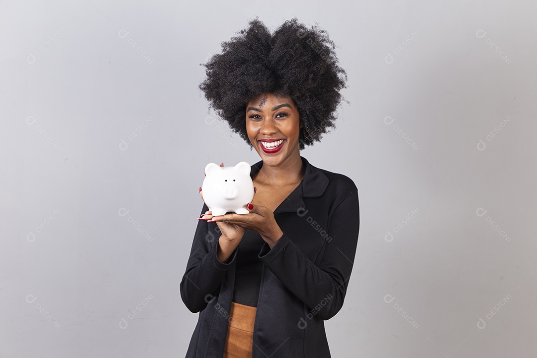 Linda jovem negra sorridente em fundo branco