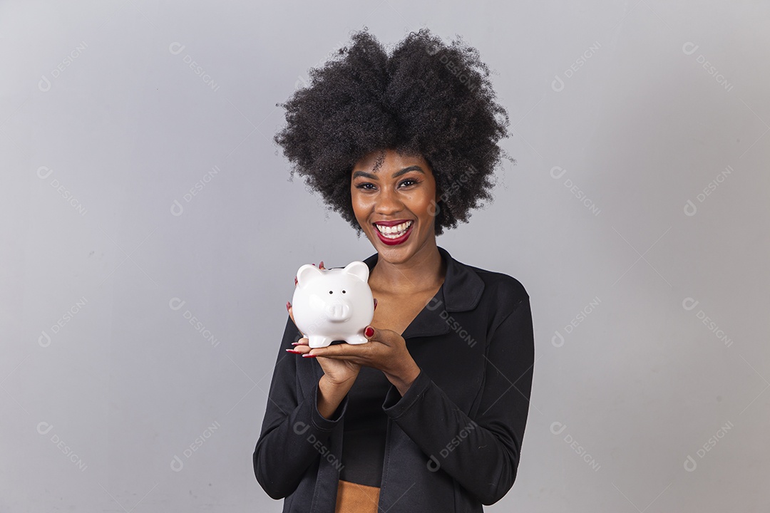 Linda jovem negra sorridente em fundo branco