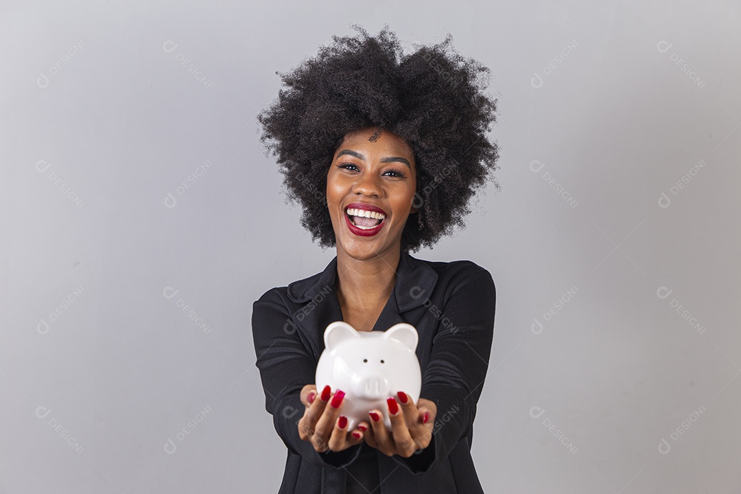Linda jovem negra sorridente em fundo branco