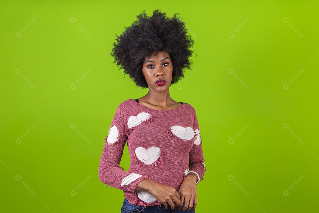 Linda jovem negra sorridente em fundo verde