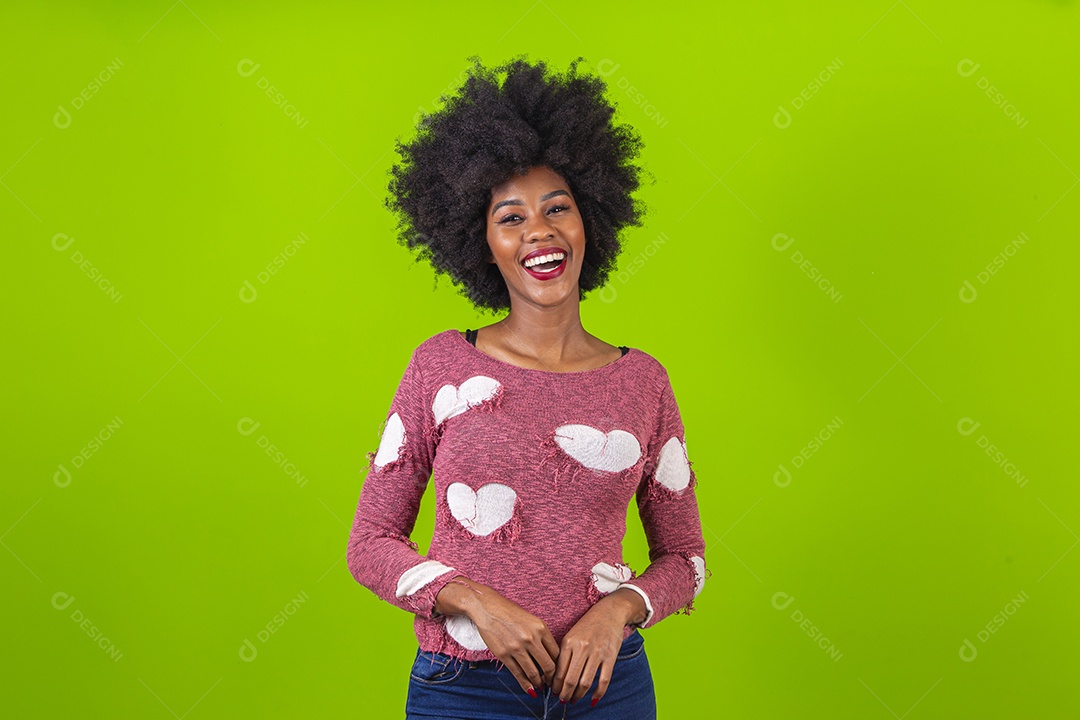 Linda jovem negra sorridente em fundo verde