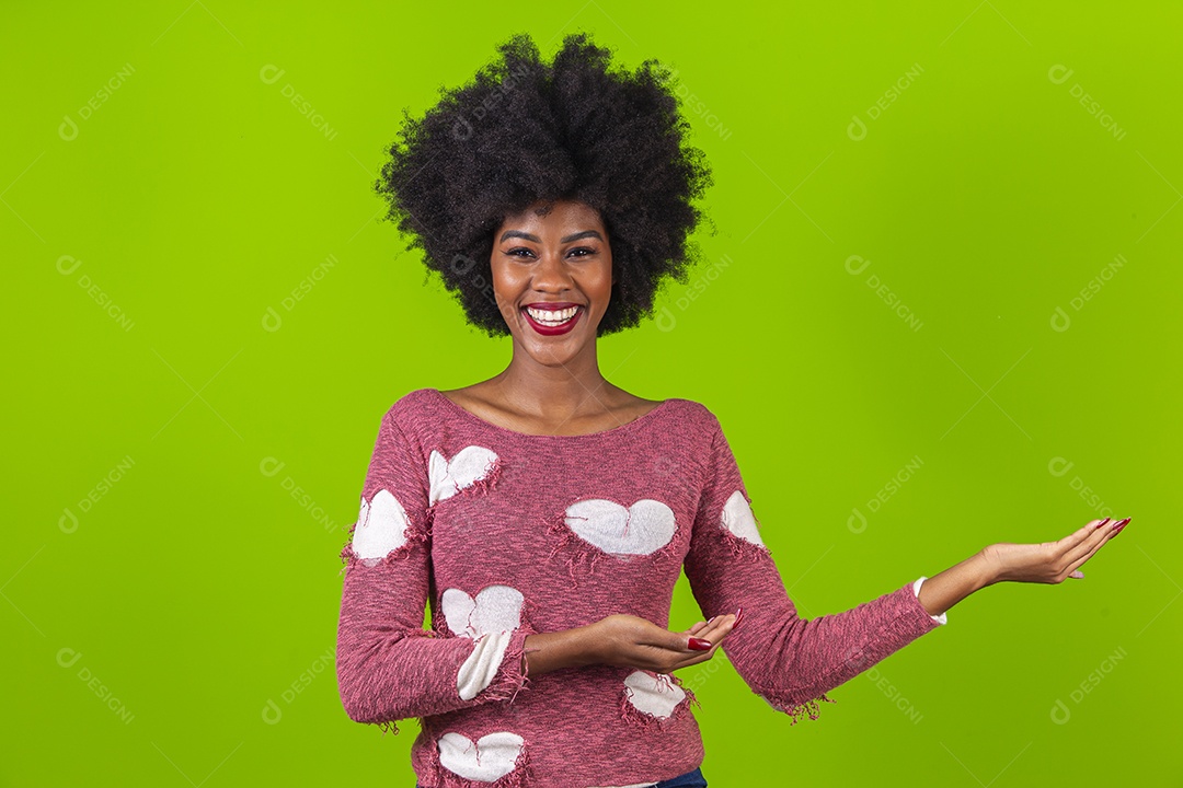 Linda jovem negra sorridente em fundo verde