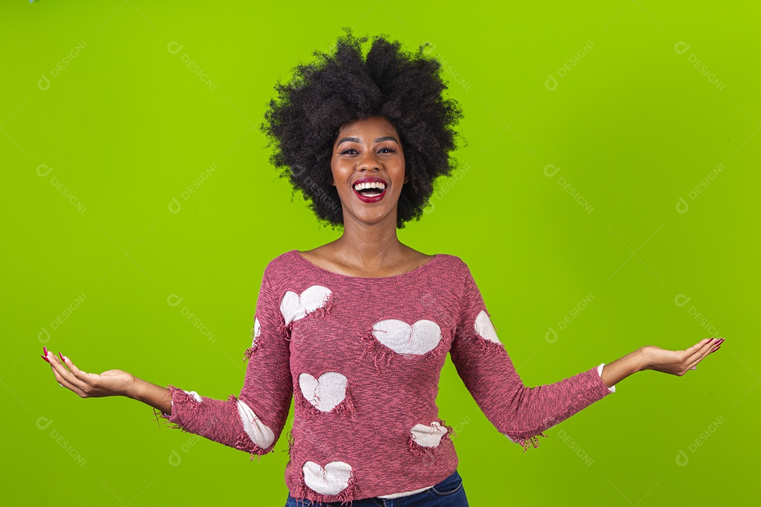 Linda jovem negra sorridente em fundo verde
