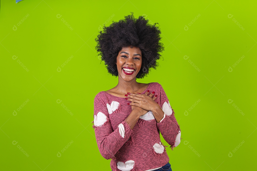 Linda jovem negra sorridente em fundo verde