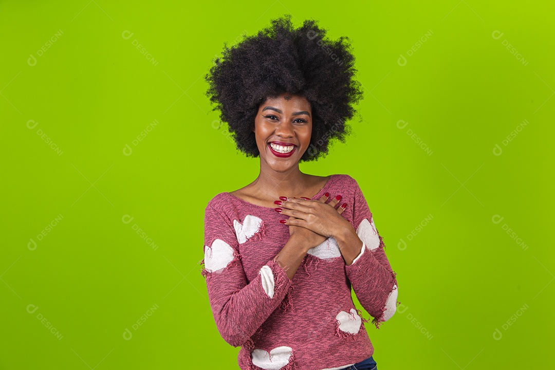 Linda jovem negra sorridente em fundo verde
