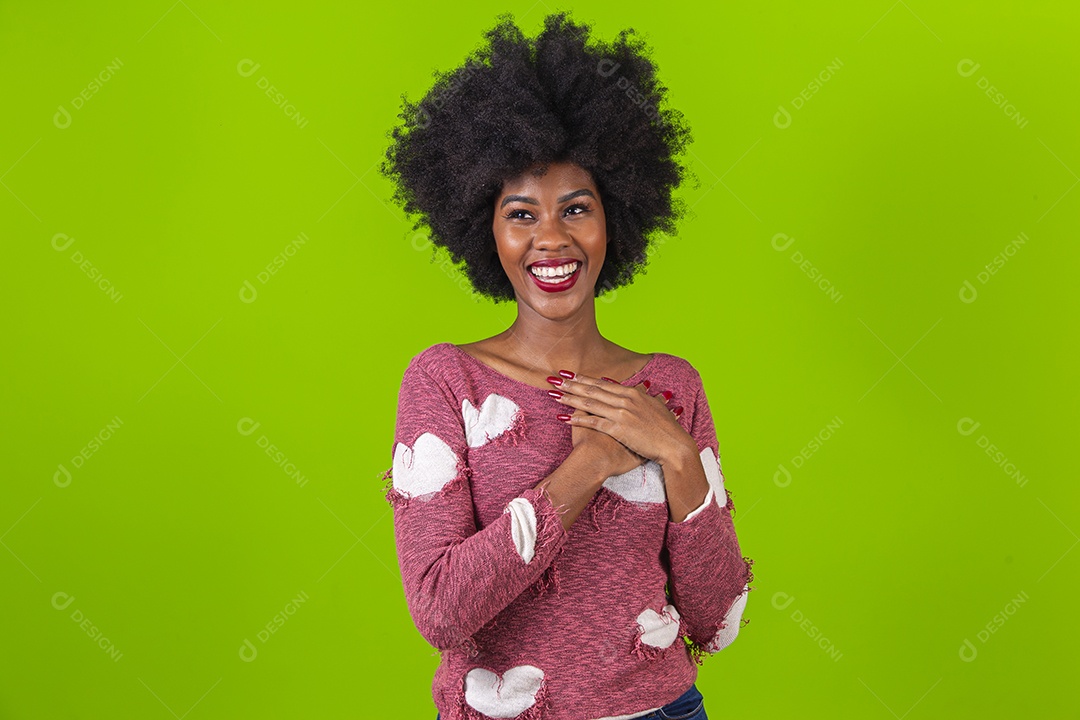 Linda jovem negra sorridente em fundo verde